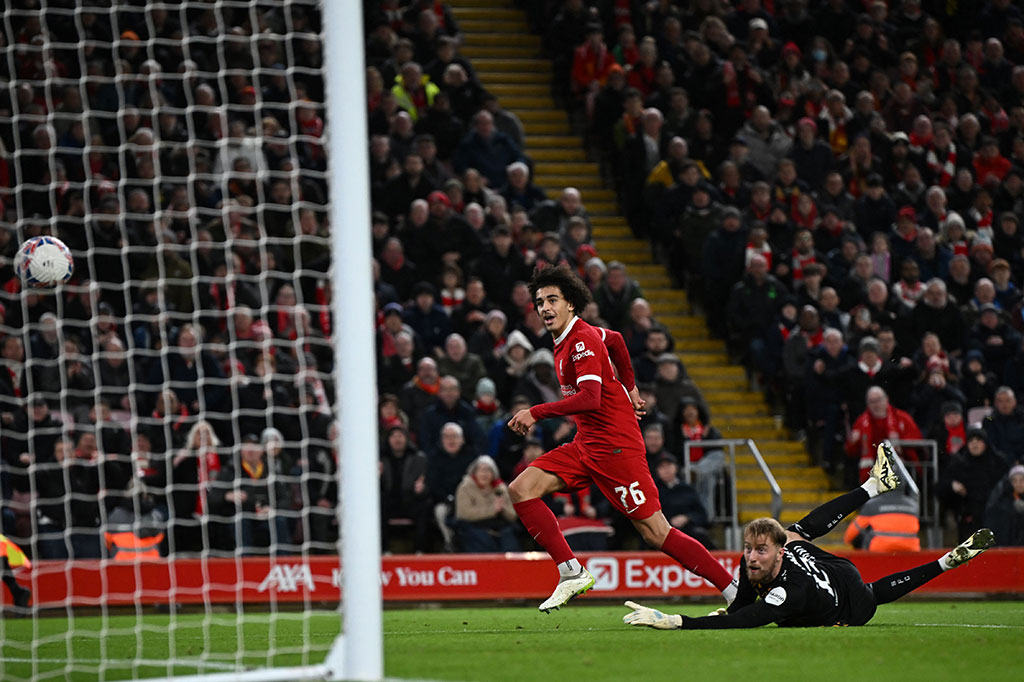 Jayden Danns menggandakan keunggulan Liverpool pada menit ke-73. Menerima operan dari Harvey Elliot, Danns menyelesaikan peluang dengan sepakan cungkil di depan tribun The Kop.