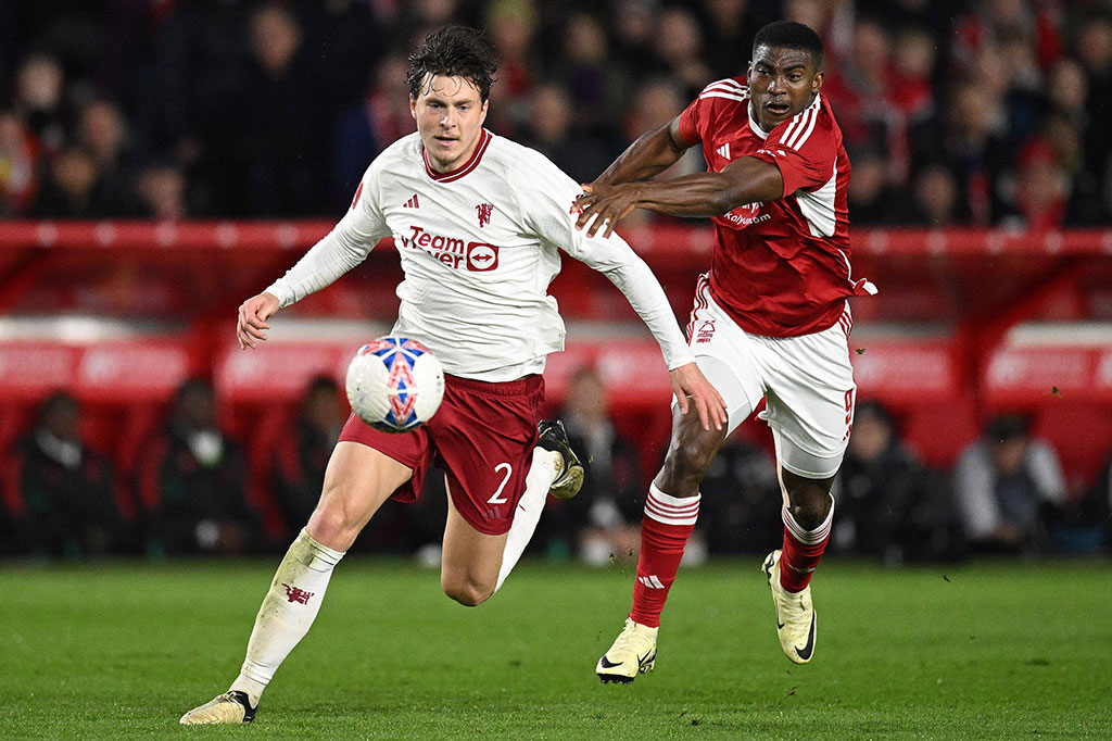 Forest yang bertekad mencapai delapan besar Piala FA untuk kedua kalinya sejak 1996, hanya mampu menggempur secara sporadis. Divock Origi dan Taiwo Awoniyi memiliki peluang emas untuk membobol MU, namun masih dapat dipatahkan kiper Andre Onana. Tidak ada gol yang tercipta di babak pertama.