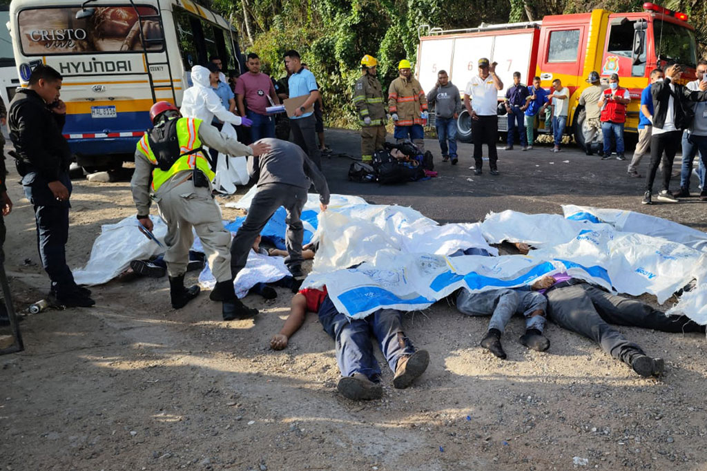 Seorang warga tengah mendidentifikasi korban tewas akibat kecelakaan antara dua bus, di jalan raya yang menghubungkan Kota Santa Rosa de Copan dan Gracias, Honduras, pada Rabu, 28 Februari 2029 waktu setempat.