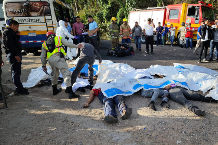 Seorang warga tengah mendidentifikasi korban tewas akibat kecelakaan antara dua bus, di jalan raya yang menghubungkan Kota Santa Rosa de Copan dan Gracias, Honduras, pada Rabu, 28 Februari 2029 waktu setempat.