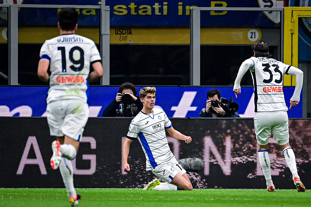 Atalanta berhasil mencetak gol terlebih dahulu melalui sontekan pada Charles De Ketelaere. Namun setelah menyaksikan video tayangan ulang (VAR), wasit menganulir gol itu lantaran Aleksei Miranchuk lebih dahulu menjatuhkan bek Inter Milan, Alessandro Bastoni.