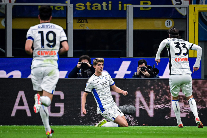 Atalanta berhasil mencetak gol terlebih dahulu melalui sontekan pada Charles De Ketelaere. Namun setelah menyaksikan video tayangan ulang (VAR), wasit menganulir gol itu lantaran Aleksei Miranchuk lebih dahulu menjatuhkan bek Inter Milan, Alessandro Bastoni.