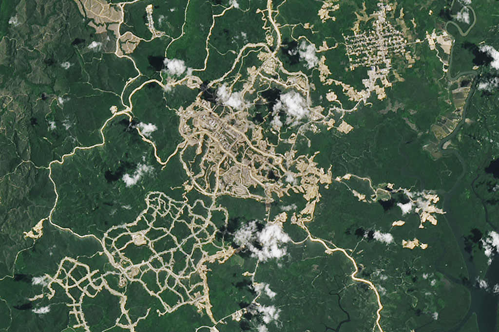 Dalam citra satelit Earth Observatory NASA yang diambil pada April 2022 ini, terlihat pemandangan lokasi pembangunan Ibu Kota Indonesia masa depan, Nusantara, di Kalimantan Timur.