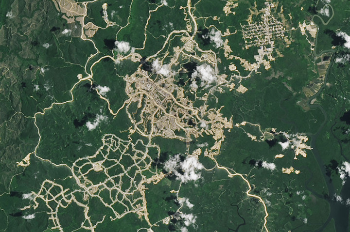 Dalam citra satelit Earth Observatory NASA yang diambil pada April 2022 ini, terlihat pemandangan lokasi pembangunan Ibu Kota Indonesia masa depan, Nusantara, di Kalimantan Timur.