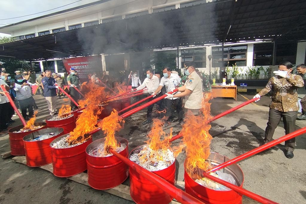 Kejaksaan Negeri (Kejari) Kabupaten Garut, melakukan pemusnahan barang bukti hasil tindak pidana yang telah berkekuatan hukum tetap. Pemusnahan tersebut, dilakukan dalam upaya memerangi peredaran narkoba, senjata tajam ilegal, zat adiktif, uang palsu dan rokok ilegal.