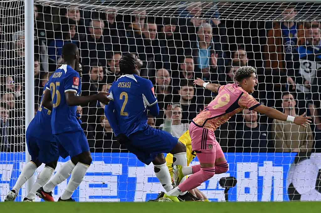 Leeds menyamakan kedudukan pada menit ke-59 saat Joseph mengemas gol keduanya dengan tandukan memanfaatkan umpan silang Jaidon Anthony.