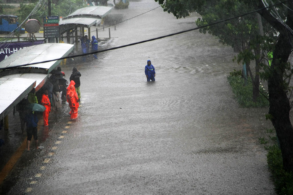 Hujan yang mengguyur wilayah Jakarta sejak Kamis, 29 Februari 2024 dini hari mengakibatkan sejumlah ruas jalan di Cempak Putih tergenang banjir hingga 70 cm.