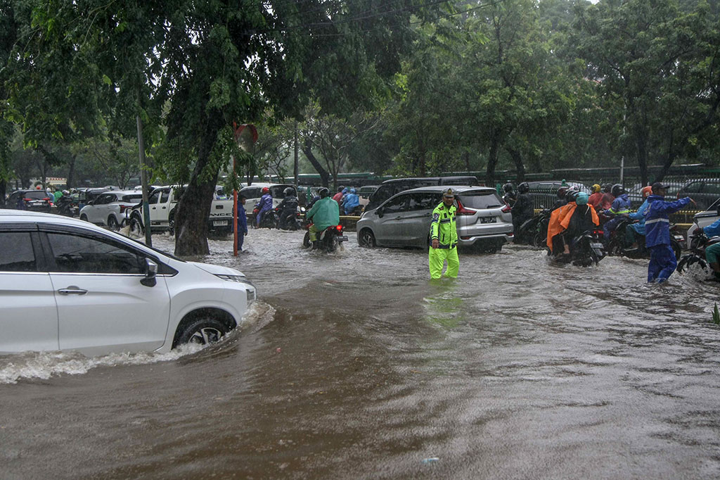 Jalan-jalan di kecamatan tersebut seperti Suprapto dan Ahmad Yani pada jalur lambat tidak bisa dilalui karena banjir dengan ketinggian selutut orang dewasa. Selain itu Jalan Cempaka Putih Barat 26, Jalan Cempaka Putih Tengah, dan jalan pemukiman banyak terendam banjir.