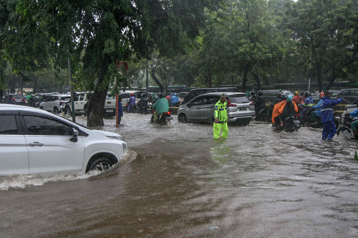 Jalan-jalan di kecamatan tersebut seperti Suprapto dan Ahmad Yani pada jalur lambat tidak bisa dilalui karena banjir dengan ketinggian selutut orang dewasa. Selain itu Jalan Cempaka Putih Barat 26, Jalan Cempaka Putih Tengah, dan jalan pemukiman banyak terendam banjir.