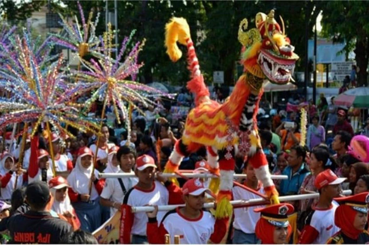 Pemandangan khas jelang tradisi Dugderan yang telah berlangsung ratusan tahun menambah gairah warga untuk datang, berbagai dagangan digelar tidak hanya di trotoar melingkar alun-alun itu, tetapi juga di ruas yang ditutup selama Dugderan berlangsung hingga sehari jelang Ramadan mendatang.