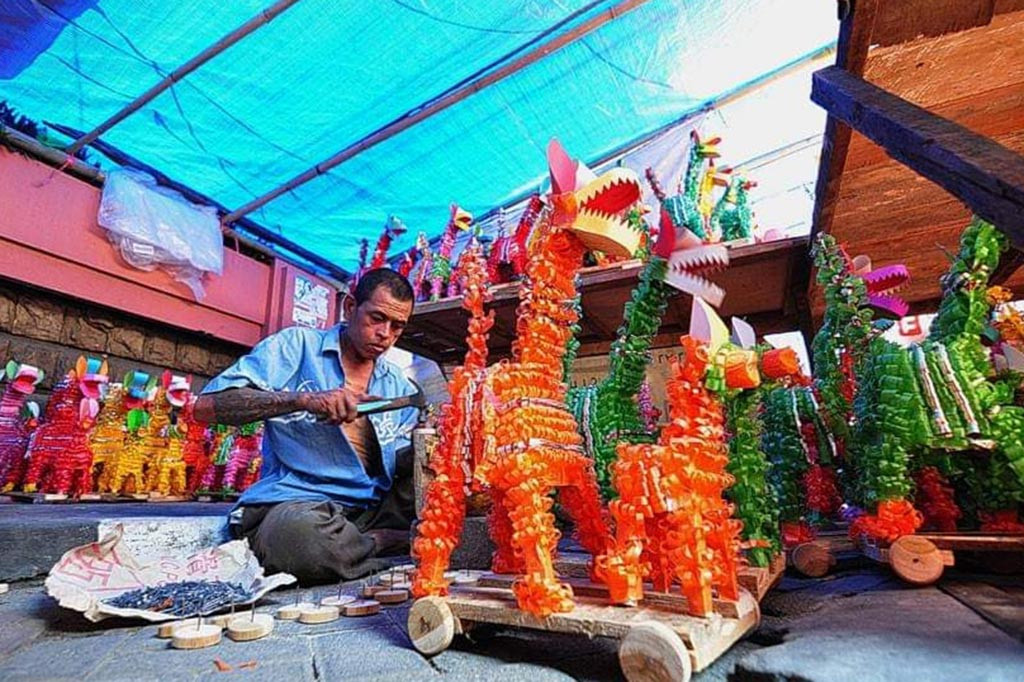 Cuaca mendung dan sempat diguyur hujan ringan pada dini hari tidak membuat suasana keramaian di seputar Pasar Johar Semarang berkurang, lalintas di ruas jalan seputar Alun-alun Masjid Agung Kauman Semarang cukup padat dari segala arah, bahkan keramaian kian bertambah saat lapak-lapak perdagang kaki lima mulai diletakkan di trotoar.
