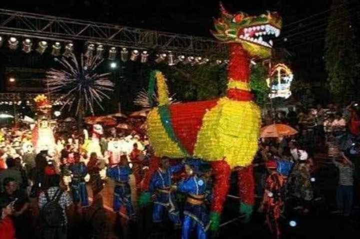 Tradisi Dugderan dilaksanakan jelang Ramadan menjadi momentum tahunan paling menarik di Kota Semarang. Setiap tahun pasar rakyat di alun-alun dan seputar Masjid Agung Kauman Semarang selalu ada yang baru dimunculkan, bahkan ratusan ribu pengunjung dipastikan datang untuk menyaksikan kemeriahan tradisi yang sudah berlangsung ratusan tahun lamanya.