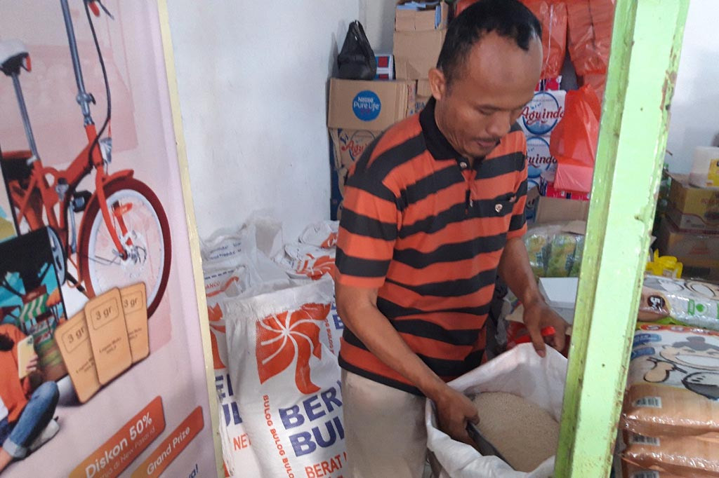 Supriyono kerap menimbang beras bulog kemasan 50 kg dalam kantong plastik 5 kg menggunakan timbangan meja. Para pedagang umumnya menyebut sebagai timbangan kodok. Hasilnya tetap sama, yakni mendapatkan 9
kantong beras. Lalu, ia beranggapan beras bulog telah menyusut. Apalagi hal itu terjadi sejak Desember 2023 sampai sekarang.