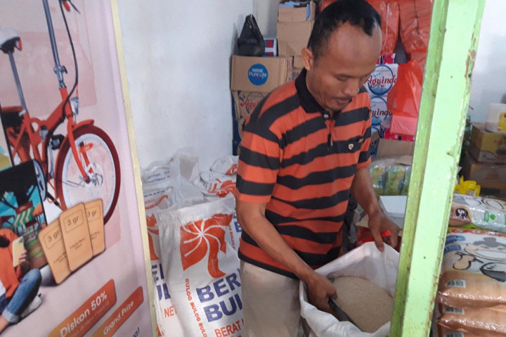 Supriyono kerap menimbang beras bulog kemasan 50 kg dalam kantong plastik 5 kg menggunakan timbangan meja. Para pedagang umumnya menyebut sebagai timbangan kodok. Hasilnya tetap sama, yakni mendapatkan 9
kantong beras. Lalu, ia beranggapan beras bulog telah menyusut. Apalagi hal itu terjadi sejak Desember 2023 sampai sekarang.