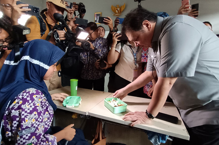 Menteri Koordinator Bidang Perekonomian Airlangga Hartato mengecek simulasi penerapan program makan siang gratis untuk pelajar tingkat pendidikan dasar hingga menengah, di Sekolah Menengah Pertama Negeri (SMPN) 2 Curug, Kabupaten Tangerang, Banten pada Kamis, 29 Februari 2024.