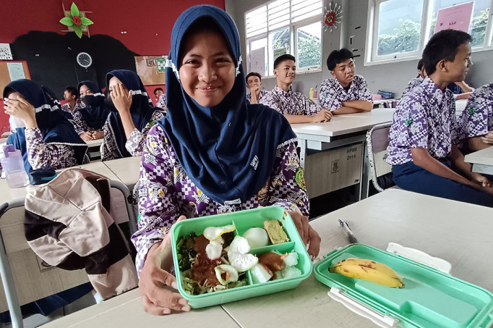 Ia mengatakan, dari hasil peninjauannya itu pihaknya melihat sistem pembagian makanan sehat bagi pelajar ini dinilai cukup baik. Di setiap paket makanan yang disediakan tersebut memiliki kandungan gizi yang cukup, baik kalori maupun protein. Semua menu yang terdiri dari nasi ayam, nasi semur telur, siomay, dan gado-gado dihargai Rp15 ribu per porsi.