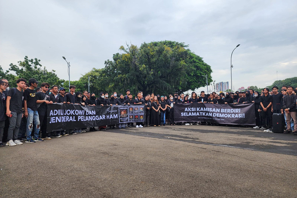 Aktivis HAM dan juga mantan Sekjen Partai Rakyat Demokratik (PRD), Petrus Hariyanto mengatakan, tindakan Jokowi memberikan pangkat Jenderal Kehormatan kepada Prabowo melukai hati para aktivis HAM.