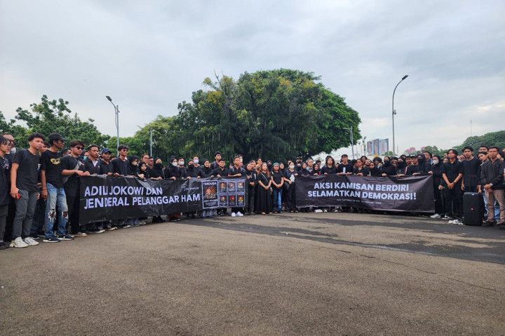 Aktivis HAM dan juga mantan Sekjen Partai Rakyat Demokratik (PRD), Petrus Hariyanto mengatakan, tindakan Jokowi memberikan pangkat Jenderal Kehormatan kepada Prabowo melukai hati para aktivis HAM.