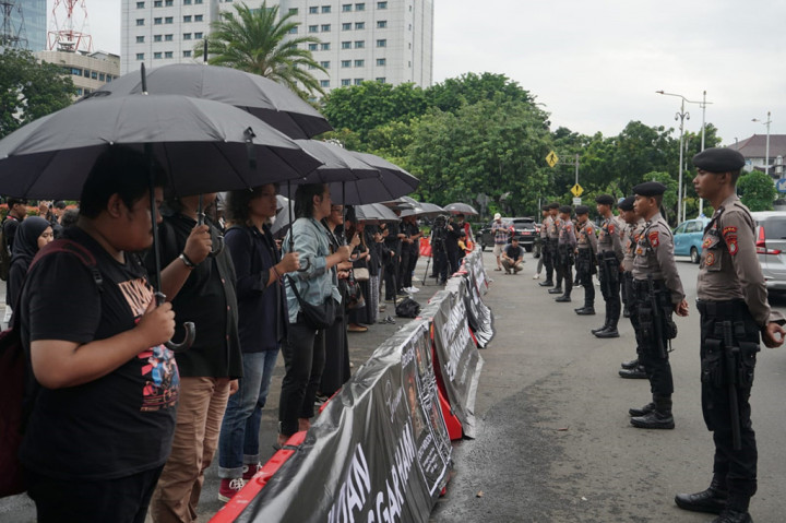“Telah menyakiti hati keluarga korban penculikan, juga menyakiti hati kami ini teman-temannya para aktivis yang sampai hari ini belum ditemukan,” kata Petrus pada Aksi Kamisan, Kamis, 29 Februari 2024.