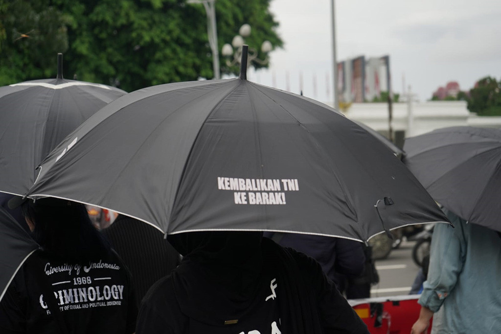 “Kebijakan jokowi itu semakin meneguhkan politik impunitas pelaku pelanggaran HAM tidak diadili bahkan menjauh dari proses hukum ketika kebijakan menaikan pangkat kehormatan terhadap pelaku penculikan,” ucap Petrus.
