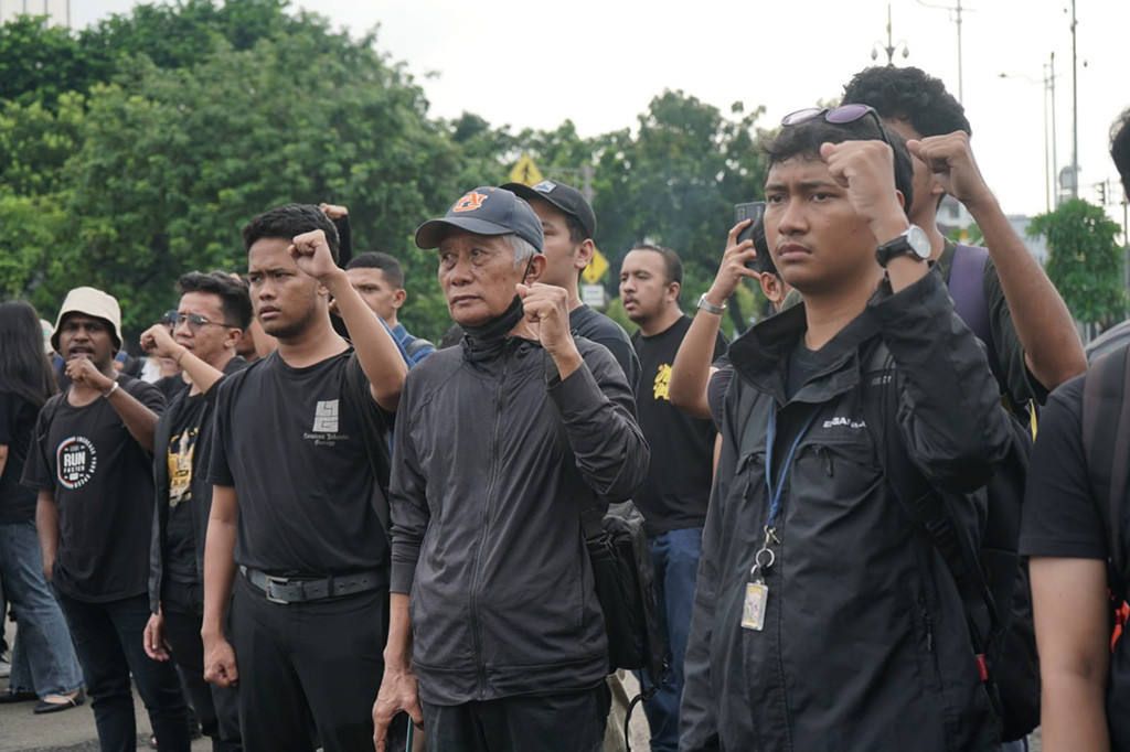 Petrus menyebut, tindakan Jokowi seakan-akan telah menginjak injak para aktivis pro demokrasi, karena Prabowo dianggap sebagai sosok yang melawan nilai-nilai demokrasi saat itu.