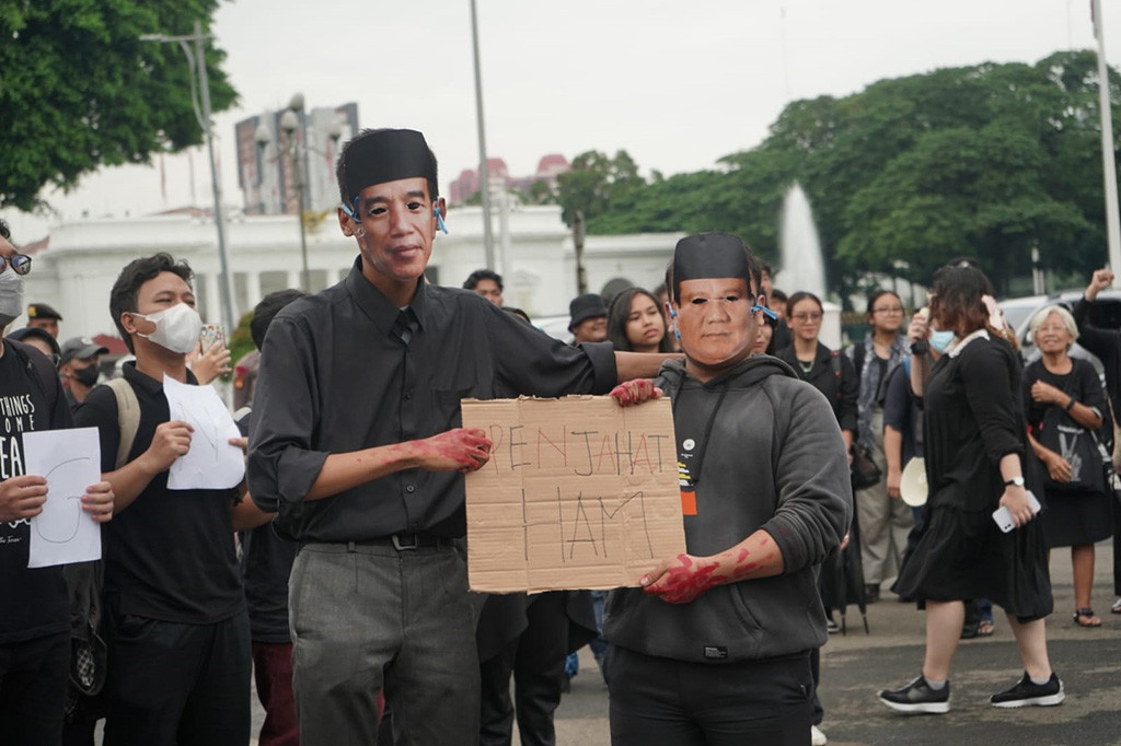“Seharusnya Presiden Jokowi di sisa-sisa akhir kekuasaannya meneruskan keputusan negara yang mengakui pelanggaran HAM masa lalu, termasuk penculikan. Negara harus meminta maaf, diteruskan pada proses yudisial bukan hanya proses non yudisial,” lanjutnya.