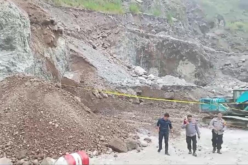 Kepala Seksi Humas Polres Garut Ipda Susilo Adhi mengatakan, pihaknya mendapat laporan adanya peristiwa material longsor pasir galian C ilegal berada di Desa Sukaraja, Kecamatan Banyuresmi menimpa operator ekskavator. Kejadian tersebut tidak menimbulkan korban, jiwa tetapi korban sempat tertimbun di bagian tubuhnya dan langsung diselamatkan petugas bersama pekerja.