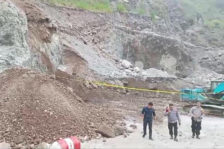 Kepala Seksi Humas Polres Garut Ipda Susilo Adhi mengatakan, pihaknya mendapat laporan adanya peristiwa material longsor pasir galian C ilegal berada di Desa Sukaraja, Kecamatan Banyuresmi menimpa operator ekskavator. Kejadian tersebut tidak menimbulkan korban, jiwa tetapi korban sempat tertimbun di bagian tubuhnya dan langsung diselamatkan petugas bersama pekerja.