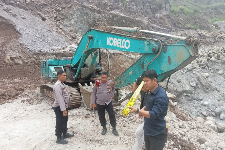 Hendi Suhendar, 28, seorang operator alat berat yang juga merupakan warga Kabupaten Tasikmalaya, berhasil diselamatkan para petugas setelah material longsor menimbun bagian tubuhnya di galian pasir C ilegal di Desa Sukaraja, Kecamatan Banyuresmi, Kabupaten Garut. Kejadian itu terjadi, Kamis, 29 Februari 2024 sekitar pukul 10.00 WIB saat korban tengah melakukan pengerukan.