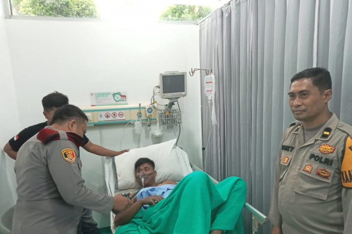 Ia mengatakan, pengerukan tebing galian C yang dilakukan korban menyebabkan material longsor hingga langsung menimpa setengah bagian badan bawah korban dan sebuah batu turun ke bawah hingga mencoba menepisnya dan menyebabkan bagian tangan mengalami luka sobek. Akan tetapi, para pekerja yang ada di sekitar lokasi mencoba menahan material longsor agar tidak semakin melebar.