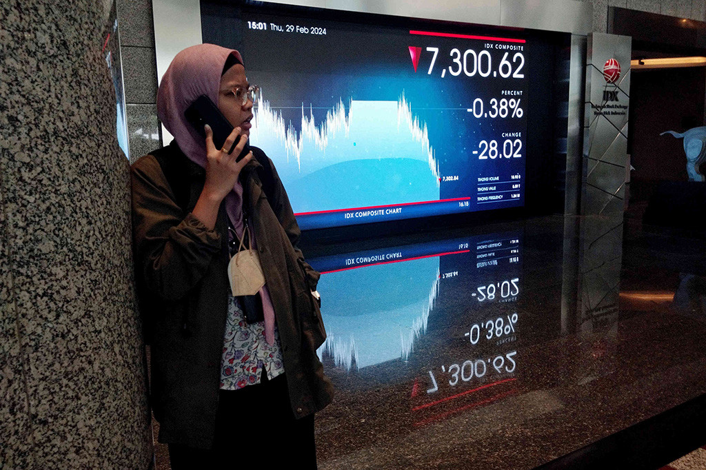 Indeks Harga Saham Gabungan (IHSG) Bursa Efek Indonesia (BEI) pada Kamis sore, ditutup melemah menjelang rilis data Indeks Harga Pengeluaran Konsumsi Pribadi (PCE) Amerika Serikat (AS).
