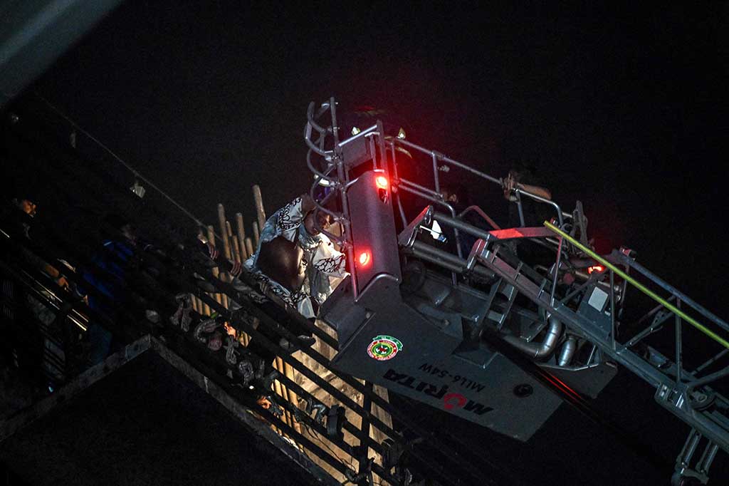 Inspektur polisi Bacchu Mia mengatakan satu orang lagi meninggal di rumah sakit polisi utama Dhaka, sehingga jumlah korban tewas menjadi 44 orang.