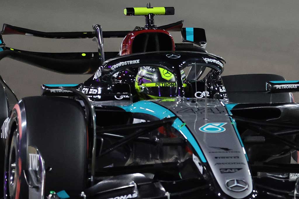 Pembalap Mercedes Lewis Hamilton menunjukkan performa kuatnya pada sesi latihan bebas kedua Grand Prix Bahrain, yang digelar di Sirkuit Internasional Bahrain di Sakhir, Kamis, 29 Februari 2024.