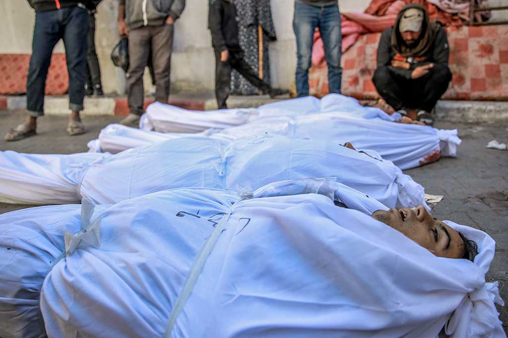 Warga berduka di dekat beberapa jenazah warga yang berada di Rumah Sakit Al-Shifa di Kota Gaza, setelah tentara Israel menembaki kerumunan warga yang sedang menunggu bantuan kemanusiaan, Kamis, 29 Februari 2024.