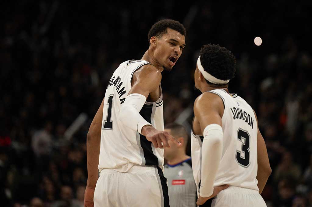Victor Wembanyama melampaui performa Chet Holmgreen dalam duel pemain pemula atau rookie NBA pada laga San Antonio Spurs melawan Oklahoma City Thunder yang berakhir 132-118 di Frost Bank Center, San Antonio Texas, Jumat, 1 Maret 2024 WIB.