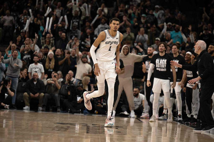 Wembanyama mencetak 28 poin, 13 rebound, tujuh assist, dan lima blok dalam malam gemilangnya melawan rival rookie NBA Chet Holmgreen.