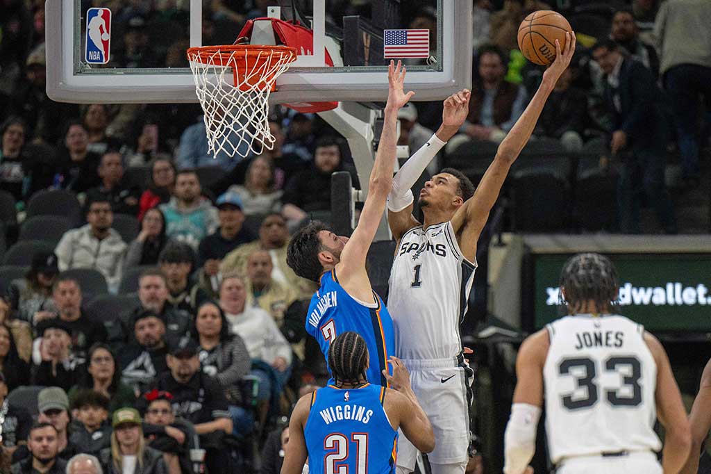 Wemby mencetak tripoin berturut-turut di tiga setengah menit akhir, sekaligus memblokir upaya Holmgreen yang hendak melakukan tembakan tiga angka.