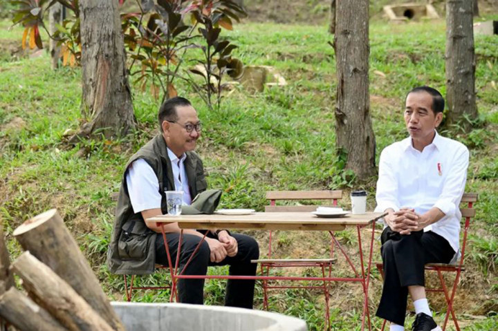 Presiden Joko Widodo menyantap aneka makanan rebus dan sukun goreng sebagai menu sarapan yang dinikmati bersama para menteri di Kawasan Ibu Kota Nusantara (IKN), Provinsi Kalimantan Timur, Jumat, 1 Maret 2024.