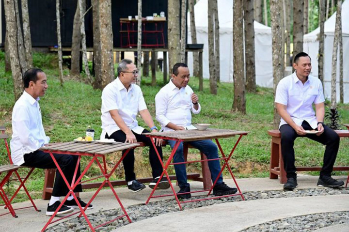 Jokowi menikmati suasana pagi hari dengan para menteri yang mendampingi untuk sarapan bersama di area mereka bermalam. Hadir juga Kepala Otorita IKN Bambang Susantono, Ketua Dewan Pertimbangan Presiden Wiranto, Panglima TNI Jenderal Agus Subiyanto, hingga kurator pembangunan IKN Ridwan Kamil.