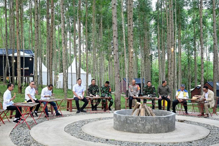 Setelah Jokowi duduk, rebusan dan sukun goreng pun disajikan oleh pramusaji presiden. Tak ketinggalan, segelas teh hangat dihadirkan untuk melengkapi menu sarapan tersebut. Kepala Negara pun tampak menikmati sarapan sambil berbincang hangat bersama para menteri. Obrolan menjadi makin hangat karena sesekali diselingi tawa ringan.