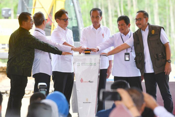 Usai meninjau Kantor Presiden, Jokowi kemudian melakukan peletakan batu pertama pembangunan Gedung BPJS Kesehatan di IKN. Jokowi menyebutkan pembangunan gedung Kantor BPJS Kesehatan di Kawasan IKN melengkapi layanan kesehatan untuk masyarakat di IKN.