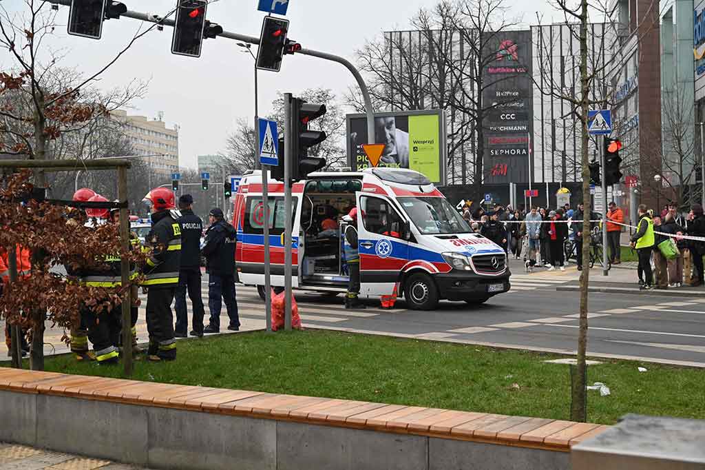 “Di antara korban luka terdapat enam anak-anak dan dua korban luka berada dalam kondisi kritis,” kata gubernur provinsi Adam Rudawski kepada wartawan, sambil menambahkan 15 orang dibawa ke rumah sakit.