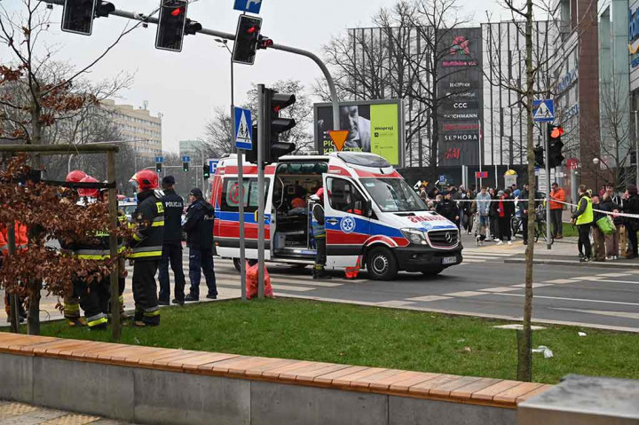 “Di antara korban luka terdapat enam anak-anak dan dua korban luka berada dalam kondisi kritis,” kata gubernur provinsi Adam Rudawski kepada wartawan, sambil menambahkan 15 orang dibawa ke rumah sakit.