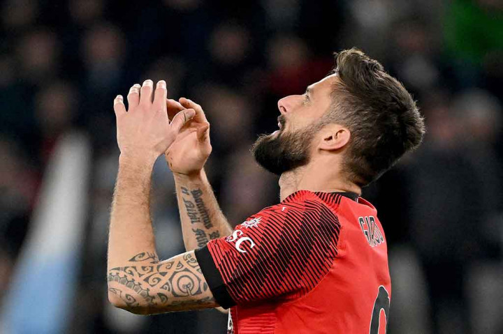 Milan mengancam menjelang turun minum. Upaya Christian Pulisic masih dapat ditepis kiper Ivan Provedel. Dari tendangan sudut yang dihasilkan, sepakan Olivier Giroud masih belum tepat sasaran. Tak ada gol yang tercipta di babak pertama.