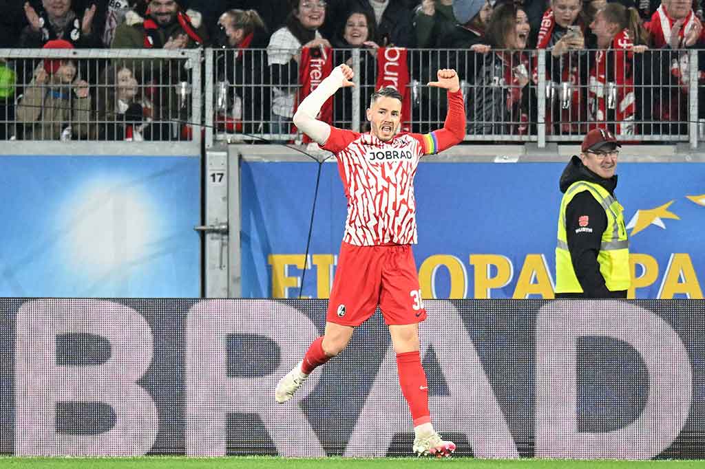 Tim tamu dikejutkan oleh gol cepat Freiburg pada menit ke-12. Mulanya sundulan Roland Sallai ditepis oleh Manuel Neuer. Upaya kedua Sallai dengan salto juga ditips mengenai mistar gawang. Namun, percobaan ketiga Freiburg melalui sepakan voli Christian Guenter gagal dijangkau Neuer dan berakhir di pojok kanan bawah gawang. Skor menjadi 1-0.