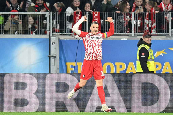 Tim tamu dikejutkan oleh gol cepat Freiburg pada menit ke-12. Mulanya sundulan Roland Sallai ditepis oleh Manuel Neuer. Upaya kedua Sallai dengan salto juga ditips mengenai mistar gawang. Namun, percobaan ketiga Freiburg melalui sepakan voli Christian Guenter gagal dijangkau Neuer dan berakhir di pojok kanan bawah gawang. Skor menjadi 1-0.