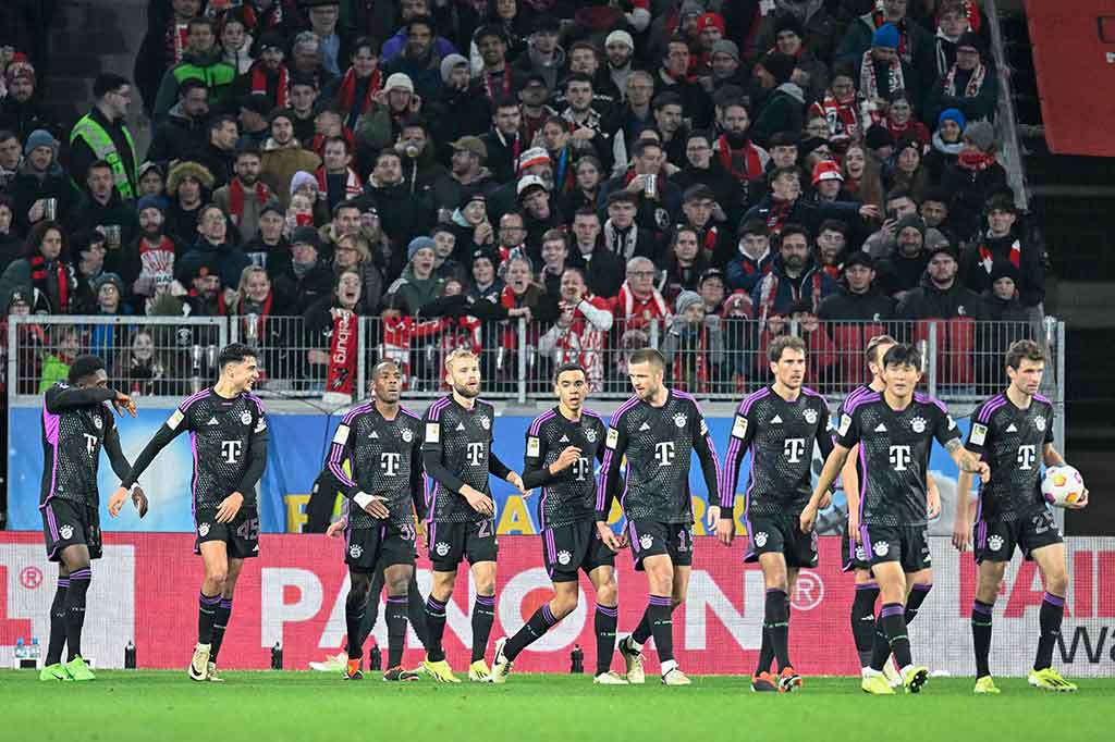 Bayern lantas menyamakan skor pada menit ke-35. Sepakan Mathys Tel dari depan kotak penalti gagal dihentikan kiper Freiburg, Noah Atubulu. Kedudukan menjadi 1-1.