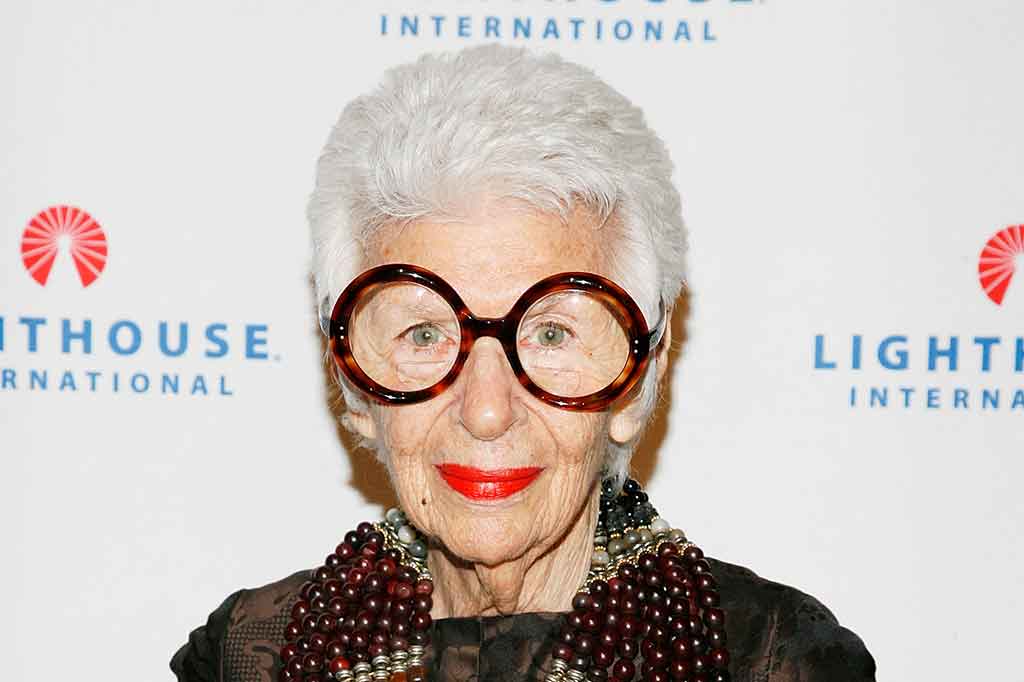 Iris Apfel, ikon gaya berusia seratus tahun dari wilayah Queens di New York yang langsung dikenali dari kacamata besarnya yang berbentuk burung hantu, meninggal dunia di usia 102 tahun.