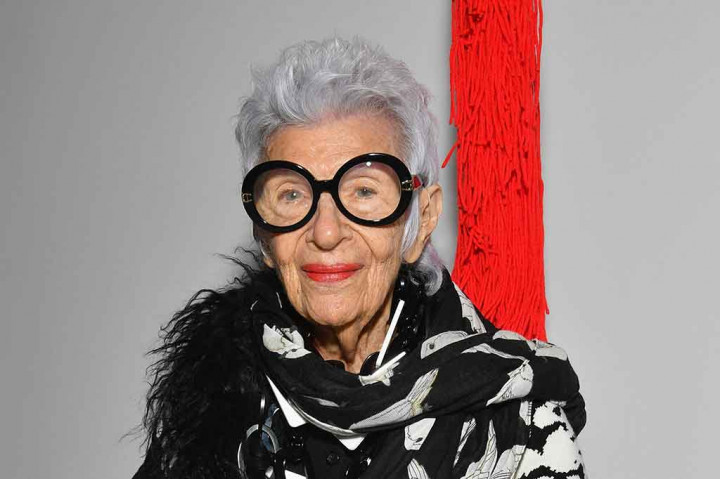 Rambut putihnya yang dipotong pendek, kacamata besar, lipstik cerah, dan kalung manik-manik besar membuatnya mendapat penghargaan aneh di antara para glitterati New York.