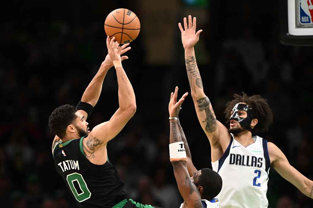 Jayson Tatum mencetak lima tembakan tripoin dan mengumpulkan total 32 poin, Jayen Brown 25 poin serta 7 rebound, saat Celtics membukukan total 21 tembakan tiga angka untuk melanjutkan memimpin liga dengan catatan terbaik 47 menang dan 12 kalah.